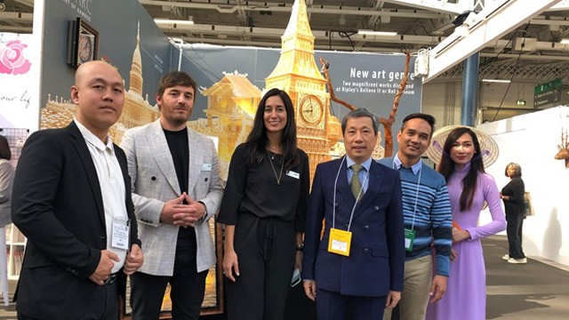 陈玉英大使和组委会参观展会。（图片来源：越通社）
