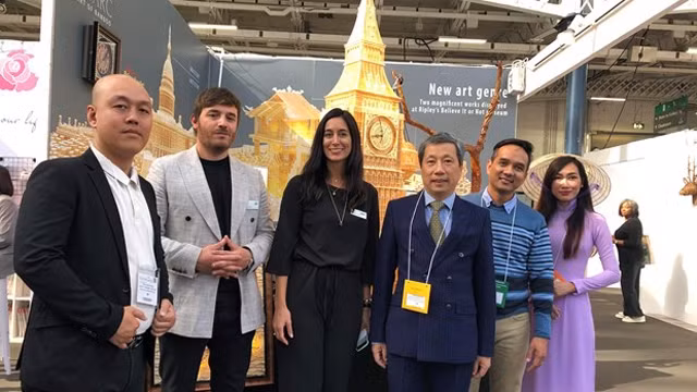 陈玉英大使和组委会参观展会。（图片来源：越通社）