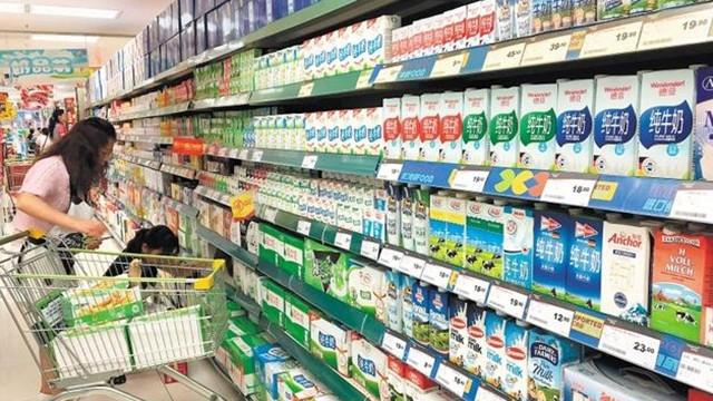 附图：十四亿人口的中国市场对乳品有着庞大的需求。