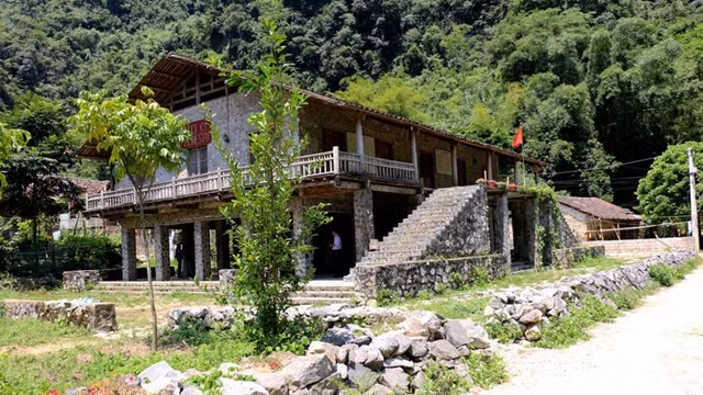 17世纪兴建的高平省重庆县谭水乡快极村岱依族人的石头高脚屋。