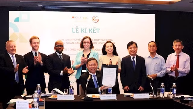 胡志明市人民委员会副主席杨英德签署合作备忘录。