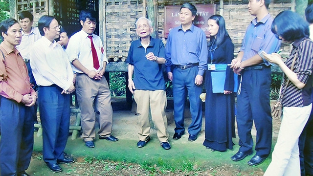 黄松同志及代表团造访了胡伯伯给武元甲同志交付任务之地。