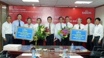 张晋创主席出席造船资助金授予仪式。 (Photo: 图片来源：人民报网)