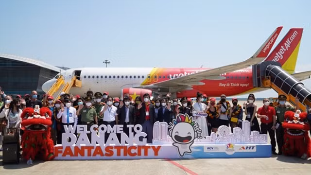 岘港市、中部航空港务和越捷航空迎接飞往岘港市的首趟航班。