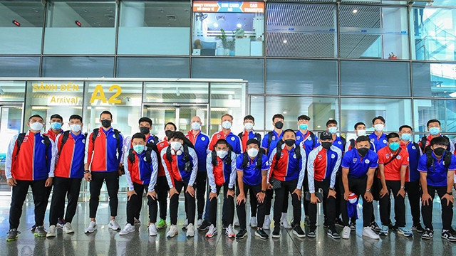泰国队在内排国际机场合影。