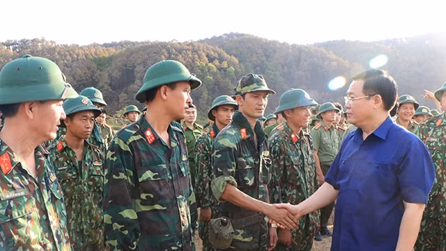 越南政府副总理王廷惠与河静省森林火灭扑救工作人员。