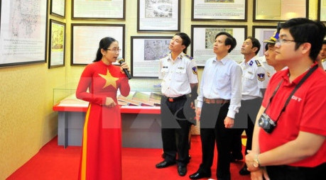 “黄沙、长沙归属越南：历史证据和法律依据”资料图片展吸引众多人的关注。（图片来源：越通社）