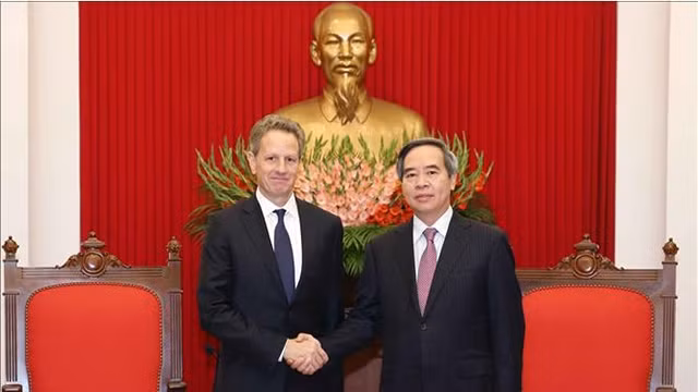 阮文平部长和美国华平投资集团主席蒂莫西·盖特纳。（图片来源：越通社）