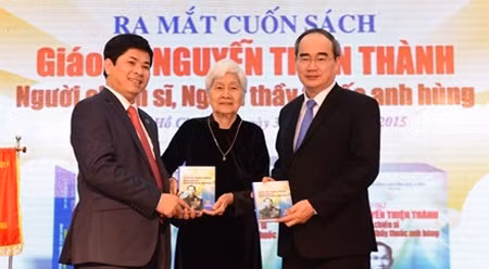 《阮善成教授——英雄战士和医师》一书亮相仪式。