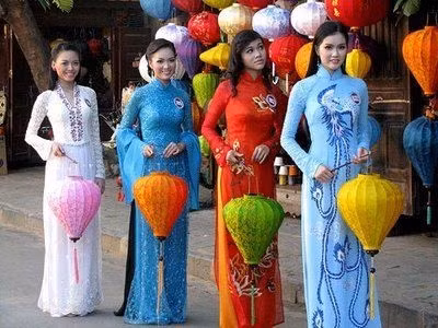 附图：富有越南特色的传统服饰长衣。