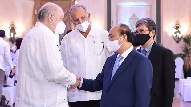 越南国家主席阮春福会见古巴外贸外资部部长罗德里戈·马尔米耶卡。（图片来源：越通社）