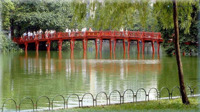 附图：河内市还剑湖栖旭桥。