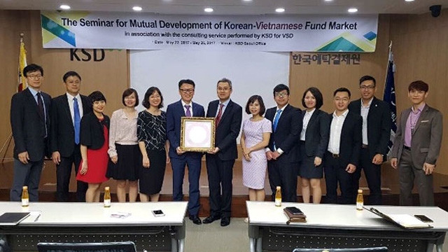 VSD考察团与KSD代表团合影。