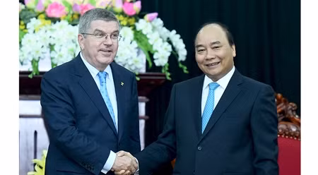 阮春福总理会见奥委会主席。（图片来源：VGP)