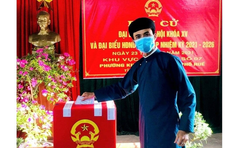 一位顺化选民身着传统服饰参加投票。（图片来源：民智网）