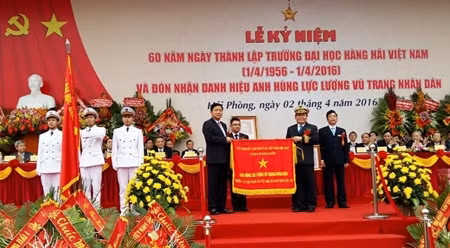 越南航海大学荣获人民武装力量英雄称号。（图片来源：人民报网）