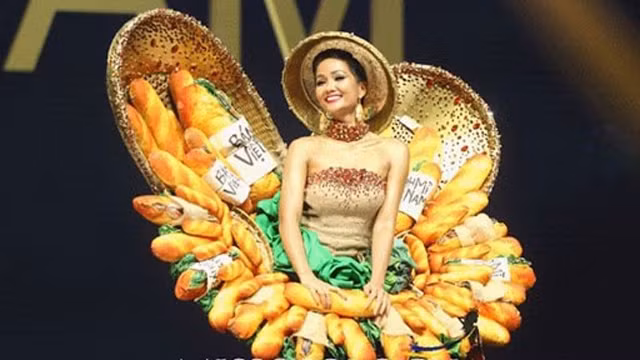 赫姮尼依所穿的国服被列入最令人惊喜的国服排名榜单。