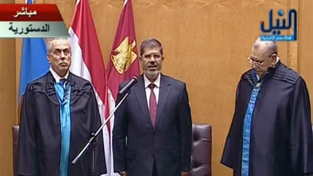 埃及当选总统穆尔西（中）于当地时间３０日下午在开罗南部最高宪法法院宣誓就职。 (Photo: 图：越通社)