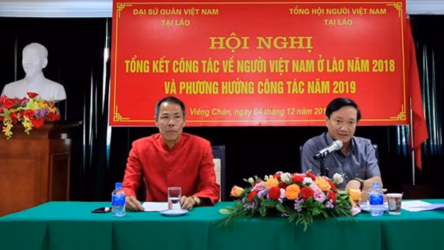 越南驻老大使阮伯雄（右）与旅居老挝越南人总会会长阮维中出席会议。