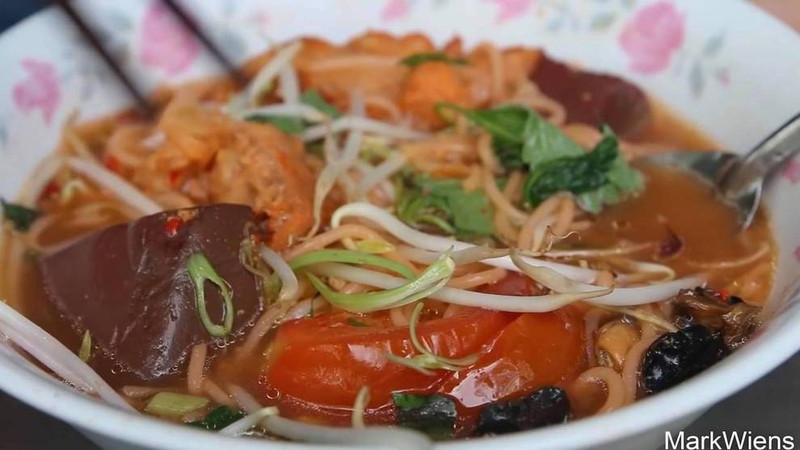 蟹膏汤米线。