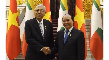 越南政府总理阮春福会见缅甸总统吴廷觉。（图片来源：维灵 摄）