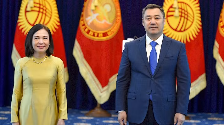 阮氏红莺大使向吉尔吉斯斯坦总统萨德尔·扎帕罗夫递交国书。（图片来源：国际报）