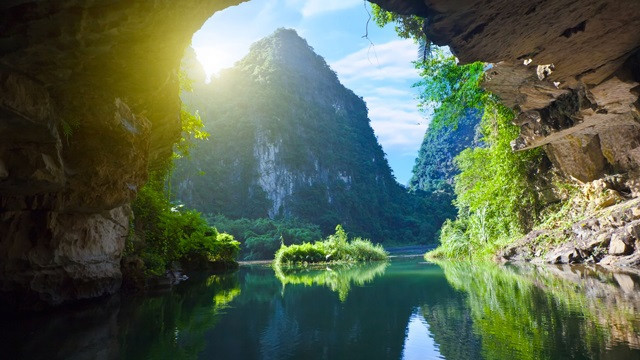 附图：三谷碧洞之美。