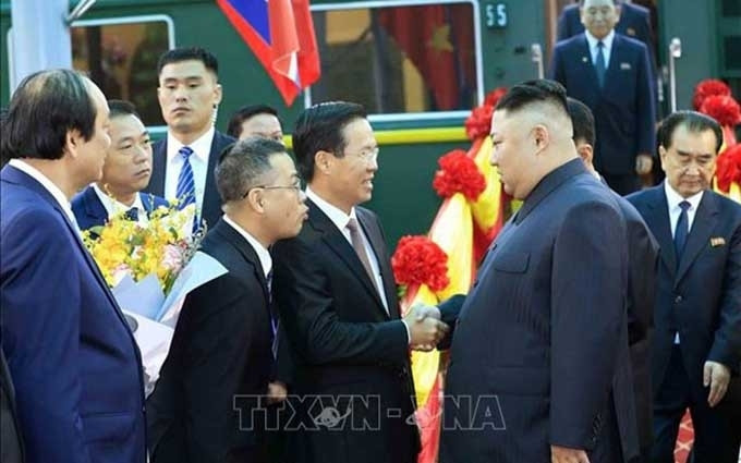 越共中央政治局委员、中央书记处书记、中央宣教部部长武文赏等领导在谅山省迎接朝鲜最高领导人金正恩。