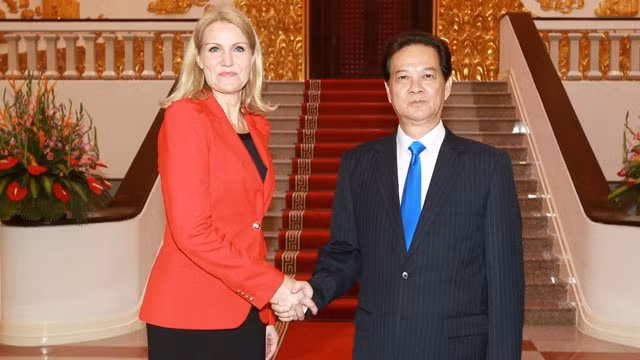 越南政府总理阮晋勇欢迎丹麦首相赫勒·托宁·施密特。 (Photo: 图片来源：越通社)