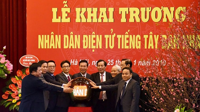 党、国家领导人出席越南人民报网西班牙语版开通仪式。