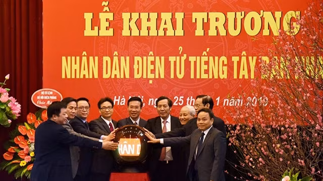 党、国家领导人出席越南人民报网西班牙语版开通仪式。