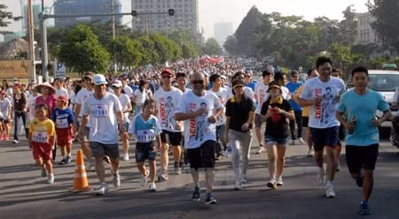 胡志明市和附近省份居民参加特里·福克斯义跑活动。（图片来源：越通社）
