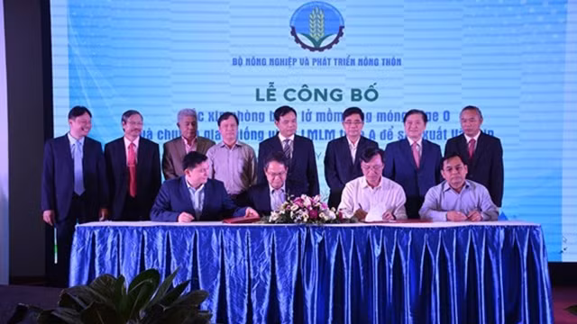 第6区兽医分局与生产企业关于移交A型口蹄疫病毒文件的签字仪式。