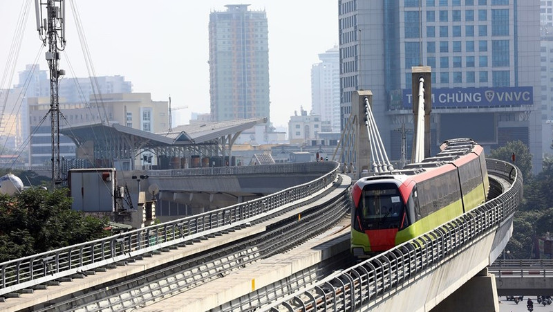 河内市呠-河内火车站轻轨列车试运。（图片来源：越通社）