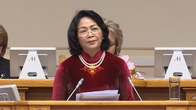 越南国家副主席邓氏玉盛出席第二届欧亚妇女论坛全体会议。（图片来源：越通社）