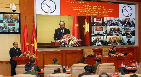 国防部举行视频会议，就政府2007年10月10日作出关于防守区的第152/2007/NĐ-CP号议定落实五年进行总结。（图片来源：越通社）