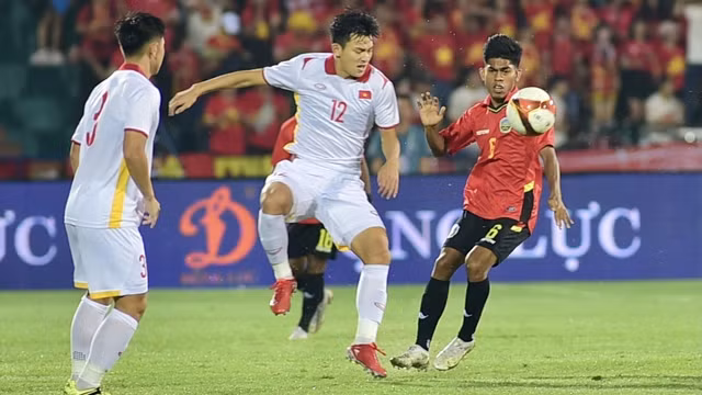 两队球员拼抢。（陈海 摄）