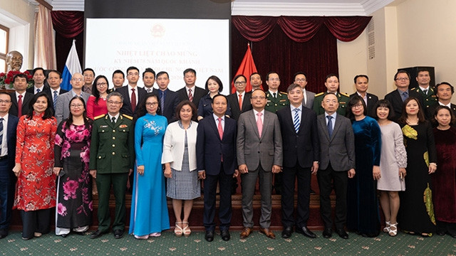 吴德孟大使与与会代表合影。