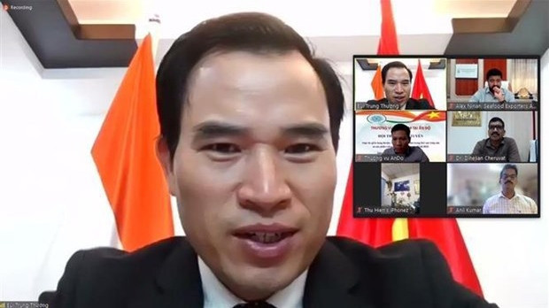 越南驻印度商务参赞裴忠上以线上方式出席会议。（图片来源：越通社）