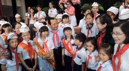 胡志明市领导会见模范儿童代表。（图片来源：青年报网）