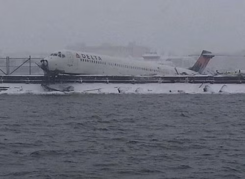 达美航空公司一架班机5日在纽约拉瓜迪亚机场雪中降落滑出跑道。图片来源：NYCFireWire