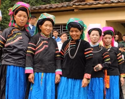 河江省布标族同胞。