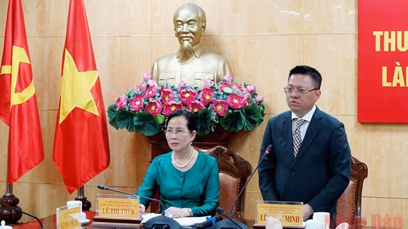 《人民报》总编辑同河南省委举行工作会议。