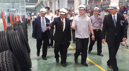 黄忠海副总理参观工厂。