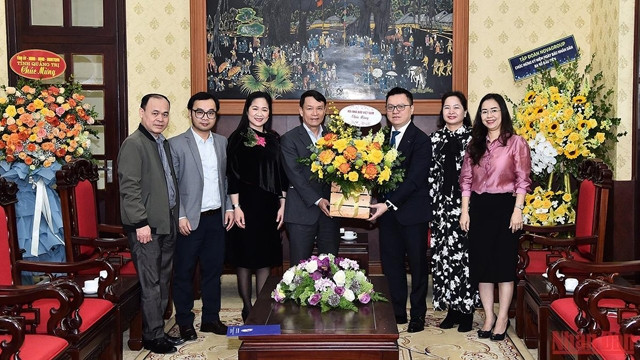 越南新闻工作者协会领导祝贺《人民报》创刊71周年。