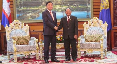 柬埔寨国会主席韩桑林会见丁罗升同志。（图片来源：胡志明市电视台）