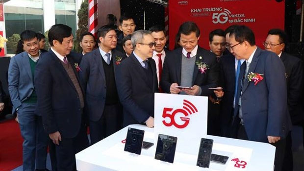 代表们使用5G技术。（图片来源：越通社）