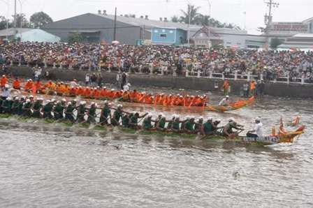 庆祝拜月节的赛舟会。