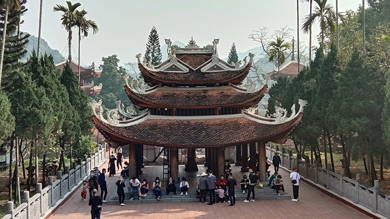 游客赴河内市美德县香山名胜遗迹区参观游览。