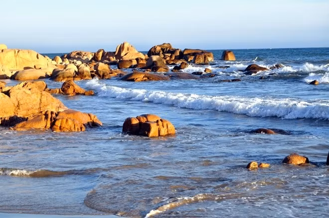 越南平顺省古石海滩古迹之美。（图片来源：Zing News）